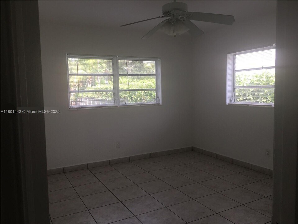 4851 University Dr in Miami, FL - Building Photo