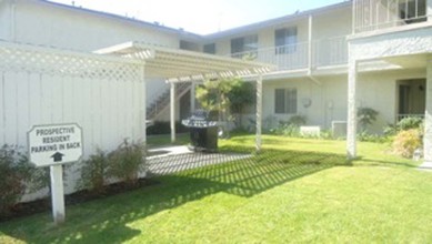 Park Ridge Apartments in Bellflower, CA - Foto de edificio - Building Photo