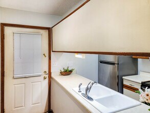 429 6th Ave, Unit B in Coralville, IA - Building Photo - Building Photo