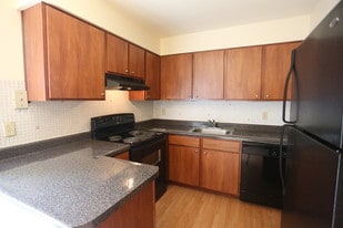 Chez Paree Apartments and Townhomes in Hazelwood, MO - Building Photo