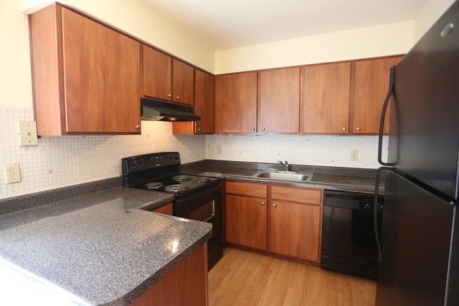 Chez Paree Apartments and Townhomes