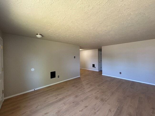 2434 SW 29th St in Redmond, OR - Building Photo - Building Photo