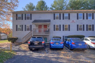 208 Wharton St in Blacksburg, VA - Building Photo - Interior Photo