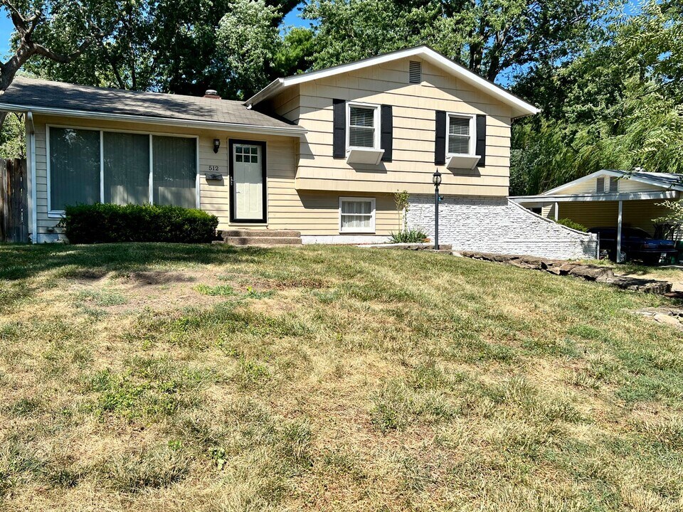 512 NW Falk Dr in Lee's Summit, MO - Building Photo