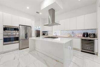 7455 NW 103rd Pl in Doral, FL - Building Photo - Building Photo