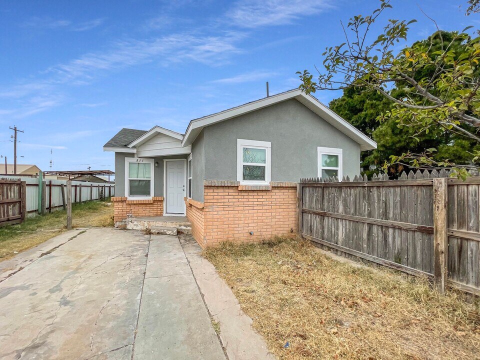 311-313 N Love St in Lovington, NM - Building Photo