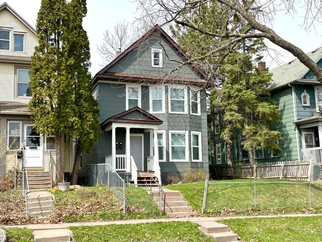 property at 715 E 6th St