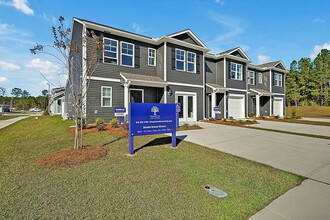 Arboretum at Brunswick Village in Leland, NC - Foto de edificio - Building Photo