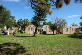 410 Palmetto Ct in Venice, FL - Foto de edificio - Building Photo