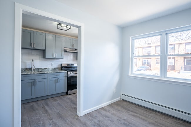 Mansard Gardens Bayonne in Bayonne, NJ - Foto de edificio - Interior Photo