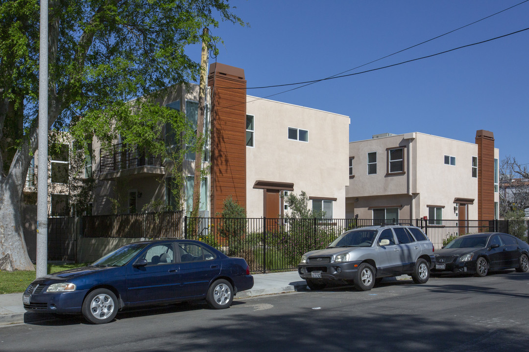 9237 Wakefield Ave in Panorama City, CA - Building Photo