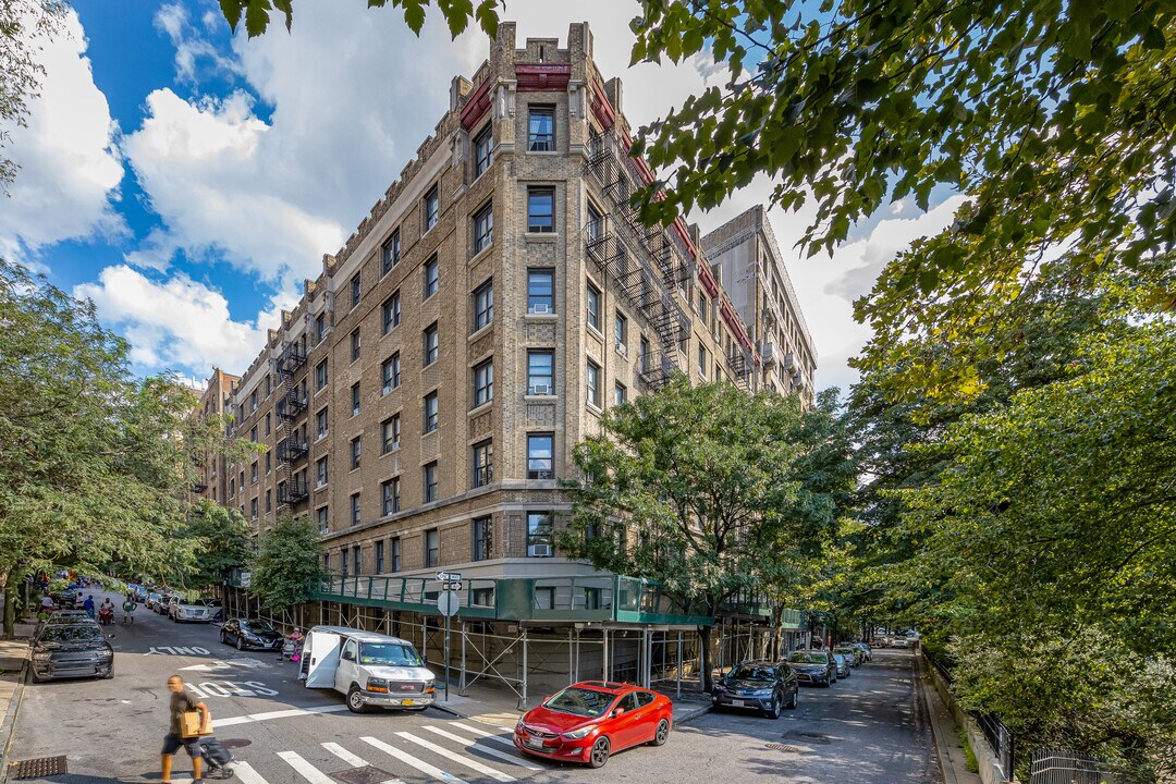 736 Riverside Dr in New York, NY - Building Photo