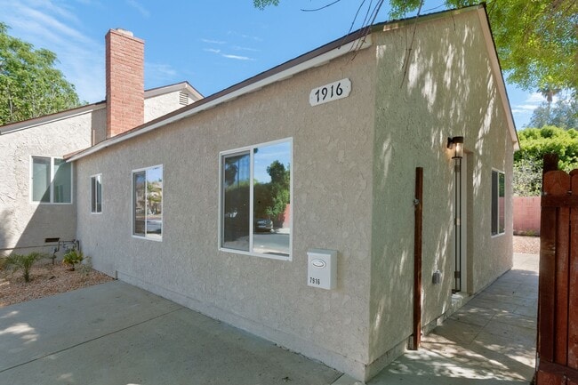 7916 Etiwanda Ave in Los Angeles, CA - Building Photo - Building Photo
