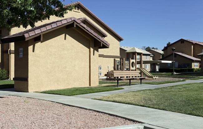 Northside Commons Apartments in Victorville, CA - Building Photo - Building Photo