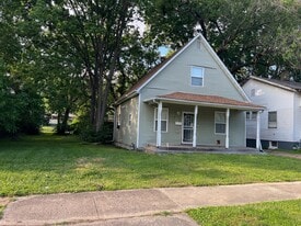 630 W Marietta St in Decatur, IL - Building Photo