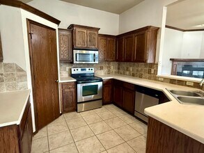 9016 NW 79th St in Yukon, OK - Foto de edificio - Building Photo