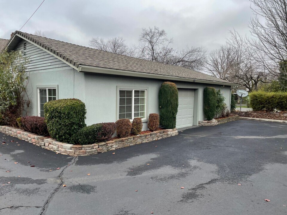 743 Diamond St in Medford, OR - Building Photo