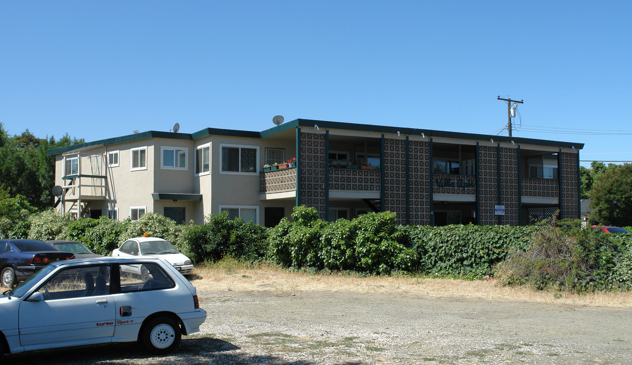 11 Linscheid Dr in Pittsburg, CA - Foto de edificio