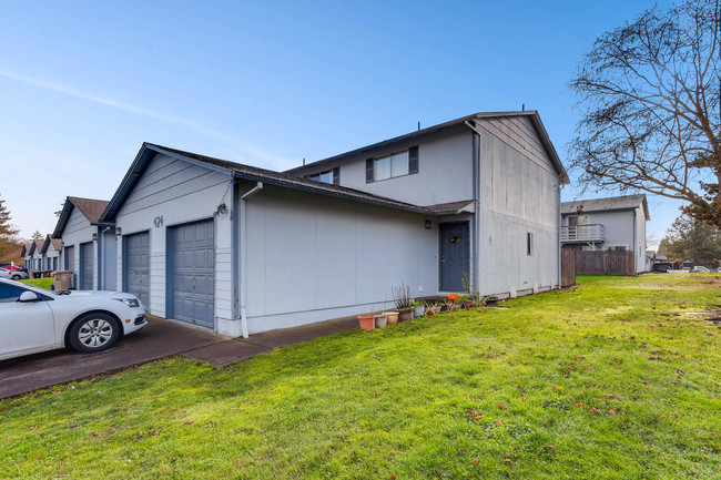 Meadow Green Townhomes in Albany, OR - Building Photo - Building Photo