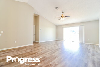 5601 Brookdale Way in Tampa, FL - Building Photo - Building Photo