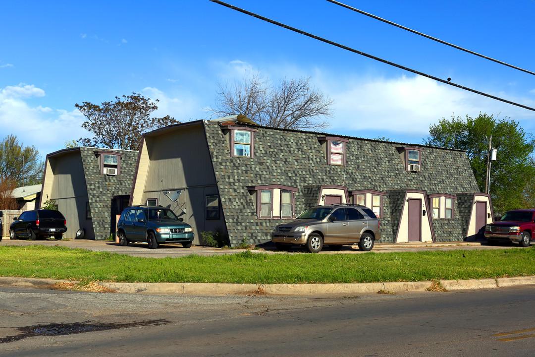 2401 SW 43rd St in Oklahoma City, OK - Building Photo