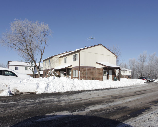 Willow Run Apartments in Akron, OH - Building Photo - Building Photo