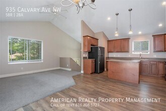 935 Calvary Ave NW in Grand Rapids, MI - Building Photo - Building Photo