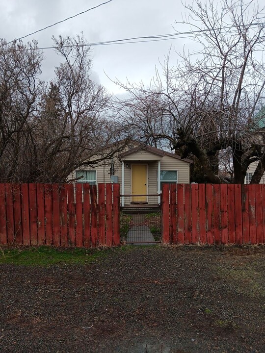 1211 V Ave in La Grande, OR - Building Photo