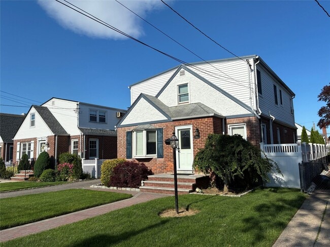 100 Carl Ave in Franklin Square, NY - Building Photo - Building Photo