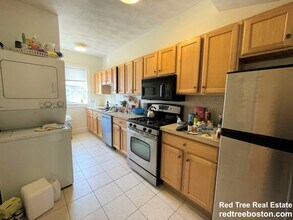 17 Regent Cir, Unit 2 in Brookline, MA - Building Photo - Building Photo
