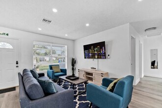 730 N 72nd Terrace in Hollywood, FL - Building Photo - Building Photo