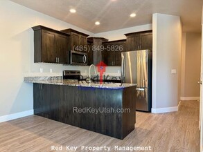 869 Gleneagle Ct in Tooele, UT - Building Photo - Building Photo