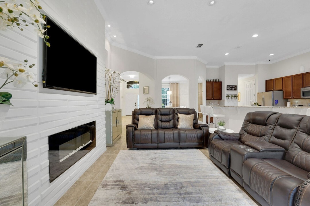 4060 Oak Tree Dr in Davenport, FL - Building Photo