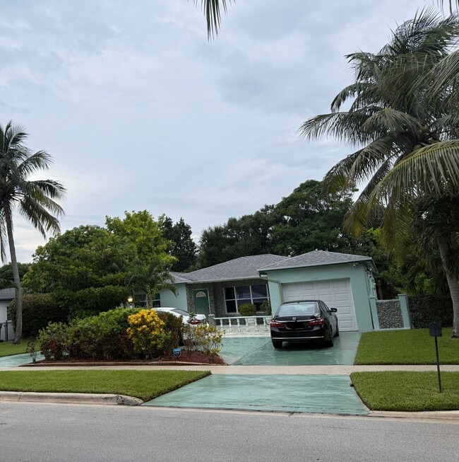 850 SW 50th Ter