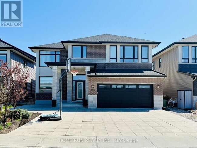 392 Serenade Cres