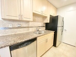 Burton Way Apartments in Los Angeles, CA - Building Photo - Building Photo