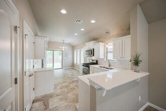 5600 Campbell Creek Dr in Oklahoma City, OK - Building Photo - Building Photo