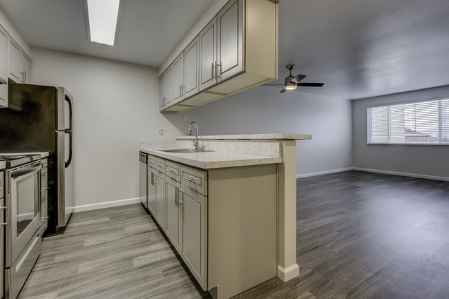 Hill Crest Apartment Homes in Seattle, WA - Foto de edificio - Building Photo