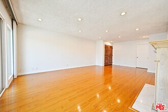 4200 Vía Dolce in Los Angeles, CA - Building Photo - Building Photo