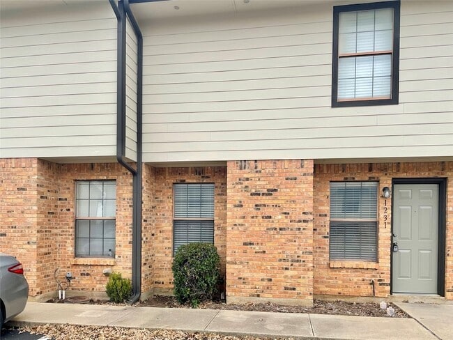 property at 1231 Dallas Dr