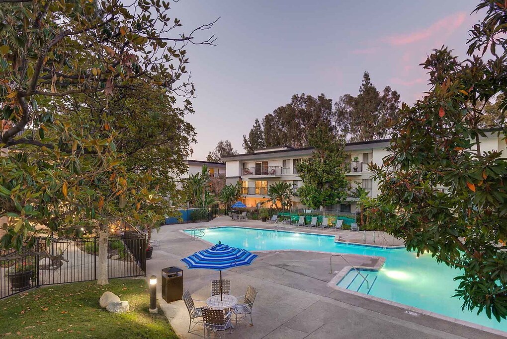 Avondale at Warner Center in Woodland Hills, CA - Foto de edificio