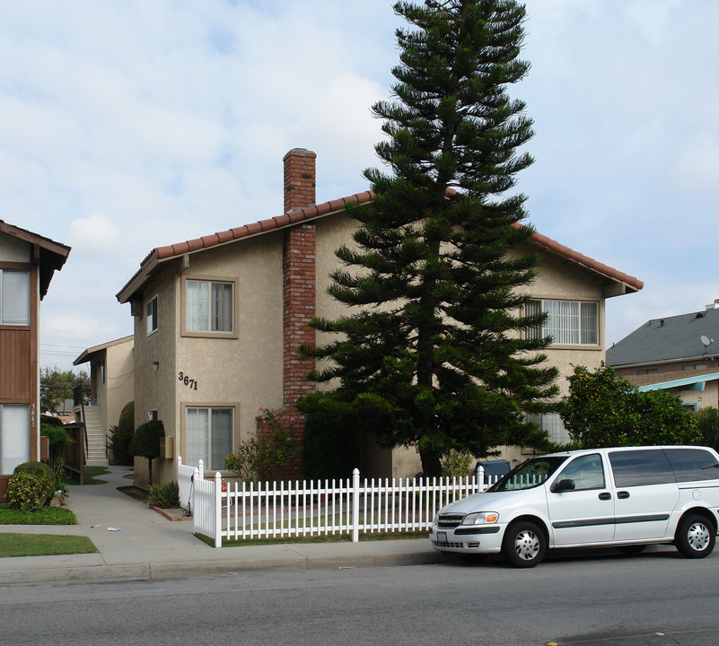 3671 Farquhar Ave in Los Alamitos, CA - Foto de edificio