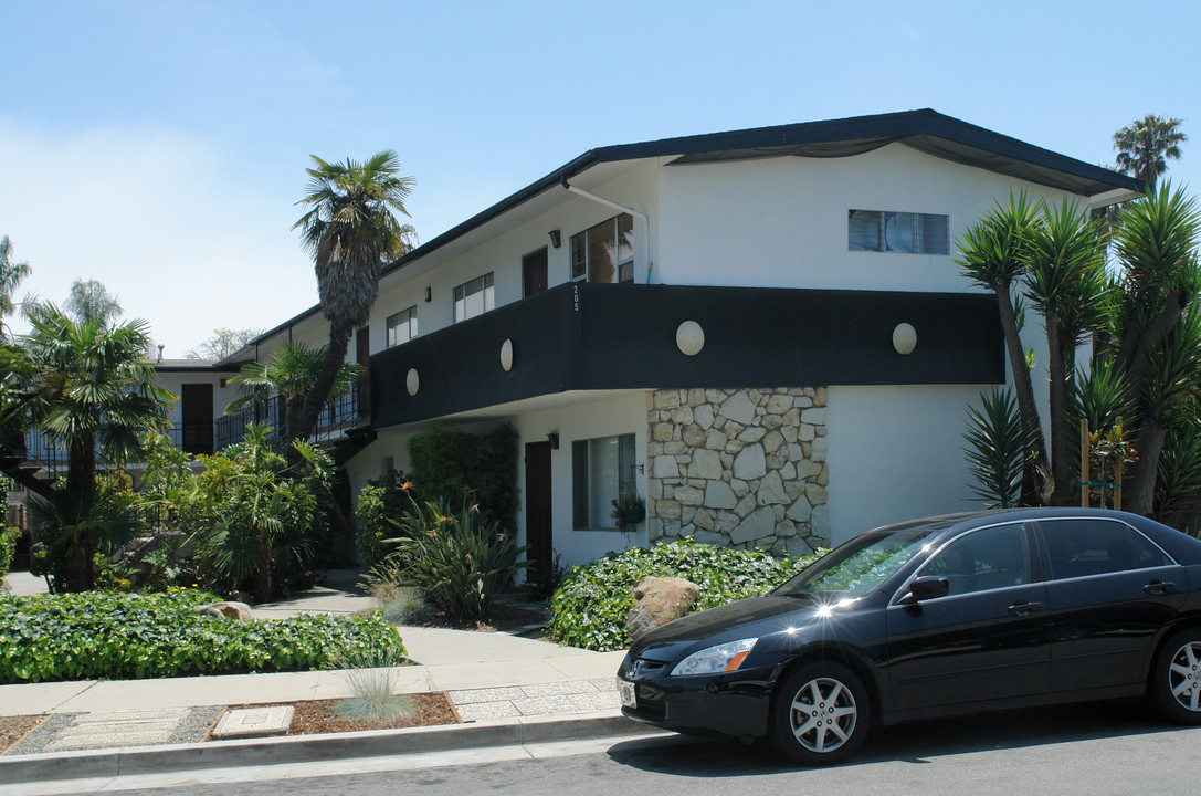 205 Los Aguajes Ave in Santa Barbara, CA - Building Photo