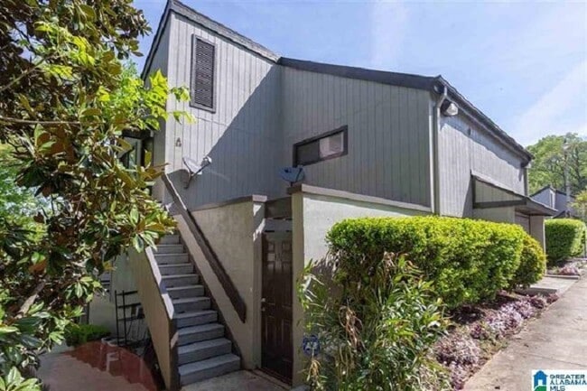 property at 3350 Altamont Rd S