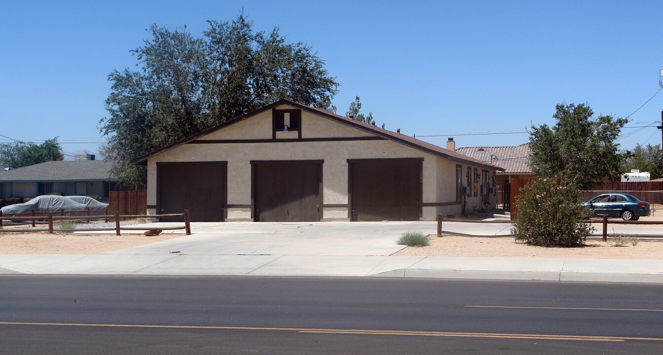 12996 Navajo Rd in Apple Valley, CA - Building Photo