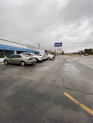 11315 E US Hwy 40 in Independence, MO - Building Photo