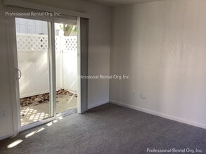 445 S E St in Santa Rosa, CA - Foto de edificio - Building Photo