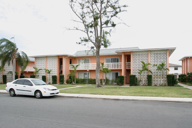 Tudor Court Apartments: South Bldg in Lake Worth, FL - Building Photo - Building Photo