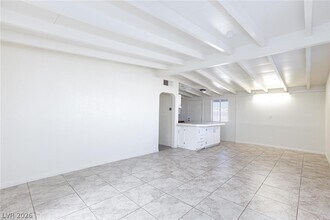 232 Hillcrest Dr in Henderson, NV - Foto de edificio - Building Photo