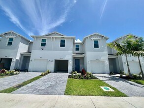 675 SE Lk Fls St in Port St. Lucie, FL - Building Photo - Building Photo